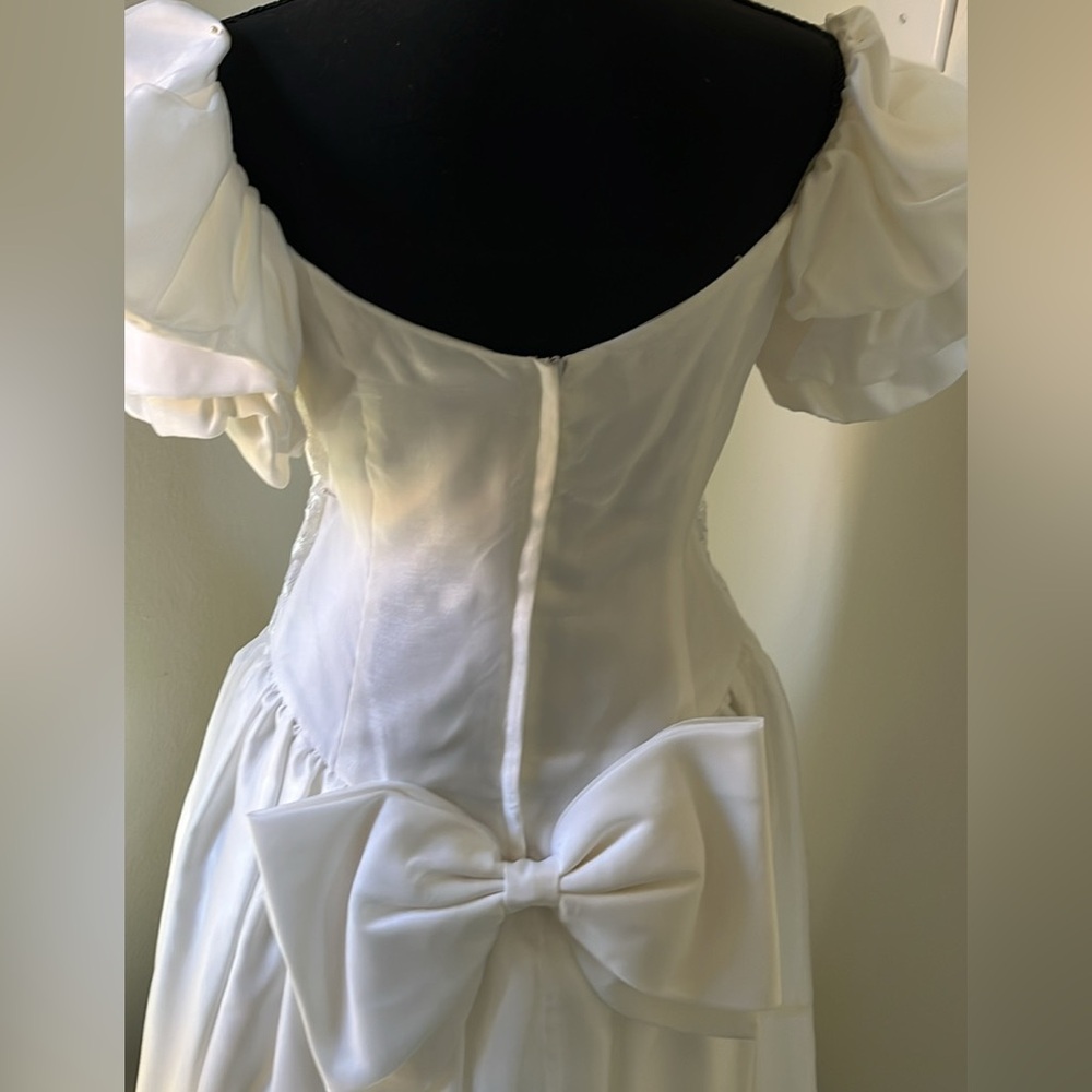 Size 11 Wedding Dress, Tea Length, gorgeous lace bodice & sweetheart neckline - Picture 5 of 7